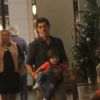 Eduardo Moscovis e Cynthia Howlett passeiam com os filhos, Manuela e Rodrigo, em shopping do Rio, em 23 de abril de 2014