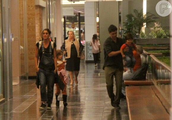 Eduardo Moscovis passeia com os filhos e com a mulher, Cynthia, em shopping do Rio