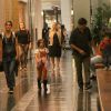 Eduardo Moscovis e Cynthia Howlett passeiam com os filhos, Manuela e Rodrigo, em shopping do Rio, em 23 de abril de 2014