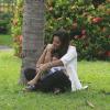 A atriz Juliana Paes se jogou na grama com o filho, Pedro, e não poupou carinhos ao menino em pracinha do Rio, na tarde desta quinta-feira, 24 de janeiro de 2013
