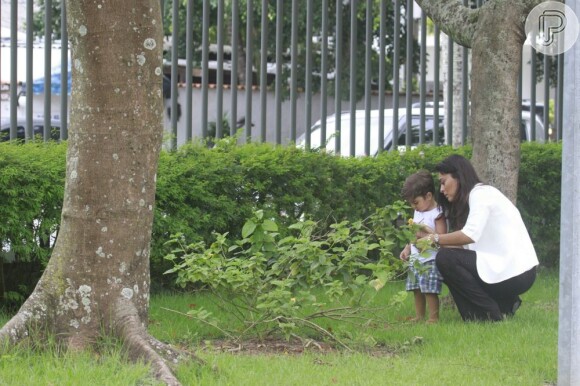 Juliana Paes mostra as plantas para o filho, Pedro