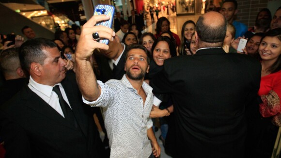 Bruno Gagliasso faz 'selfies' com fãs em evento de moda em São Paulo