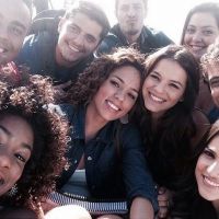 Bruna Marquezine imita selfie do Oscar ao lado do elenco de 'Em Família'