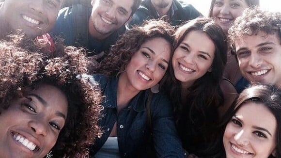 Bruna Marquezine imita selfie do Oscar ao lado do elenco de 'Em Família'