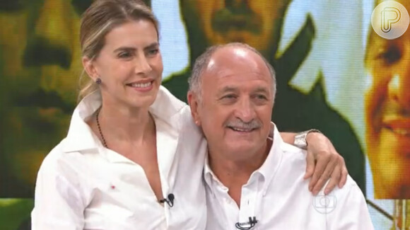 Maitê Proença foi uma das convidadas para participar do papo com o técnico Luiz Felipe Scolari no novo 'Fantástico' e sentou no colo dele para tirar uma foto