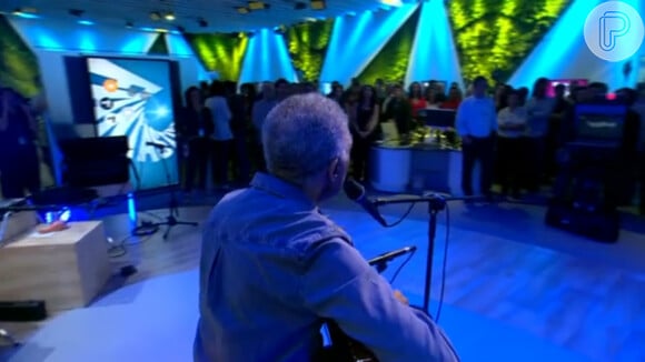 O cantor Gilberto Gil deu um show na nova redação-estúdio do 'Fantástico'