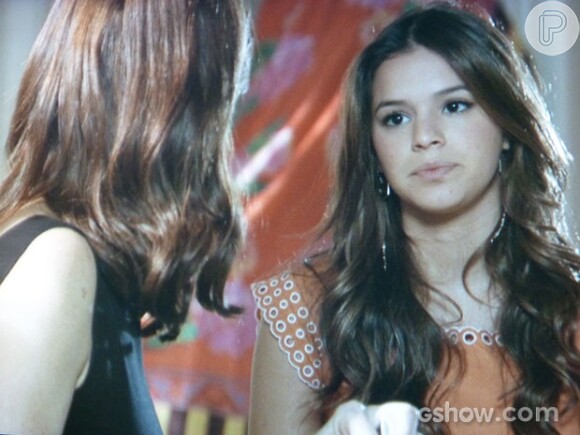 Luiza (Bruna Marquezine) conta para Helena (Julia Lemmertz) que está apaixonada por Laerte (Gabriel Braga Nunes) e ela fica possessa, na novela 'Em Família'
