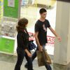 Fátima Bernardes aproveitou tarde de folga e foi às compras, acompanhada pelo filho, Vinícius, em um shopping na Barra da Tijuca, Zona Oeste do Rio de Janeiro, nesta terça-feira, 29 de abril de 2014