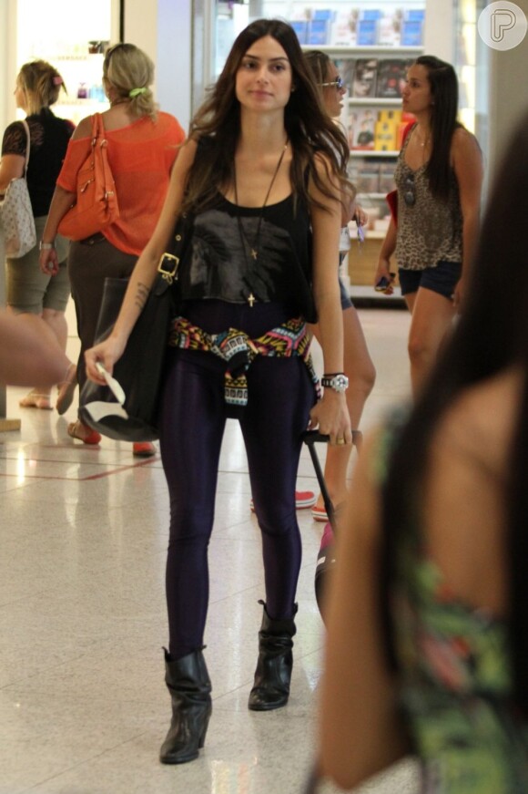 Thaila Ayala foi clicada com um look super moderno no dia 15 de dezembro de 2012. A atriz estava usando uma calça legging roxa metalizada, uma blusa preta curtinha e um casaco colorido amarrado na cintura