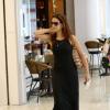 Paloma Bernardi optou por um vestido longo preto de malha e uma rasteirinha para embarcar no Santos Dumont, no dia 20 de dezembro de 2012