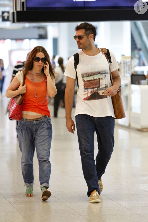 Thiago Lacerda e Vanessa Loes sempre são vistos circulando com roupas confortáveis e, para viajar, não é diferente. No dia 14 de dezembro de 2012, o casal foi visto pelos corredores do Santos Dumont, no Centro do Rio