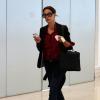 Sempre muito elegante nos eventos, Carolina Ferraz foi flagrada no Santos Dumont, no dia 28 de novembro de 2012, com um look bem informal, calça jeans, blusa quadriculada, casaco preto e tênis