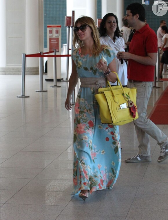 Carolina Dieckmann foi ao Santos Dumont com um vestido longo com estampa floral. A atriz foi fotografada no dia 29 de novembro de 2012