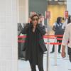 A socialite Narciza Tamborindeguy escolheu um look todo preto e bem confortável para ir ao aeroporto no dia 13 de novembro de 2012
