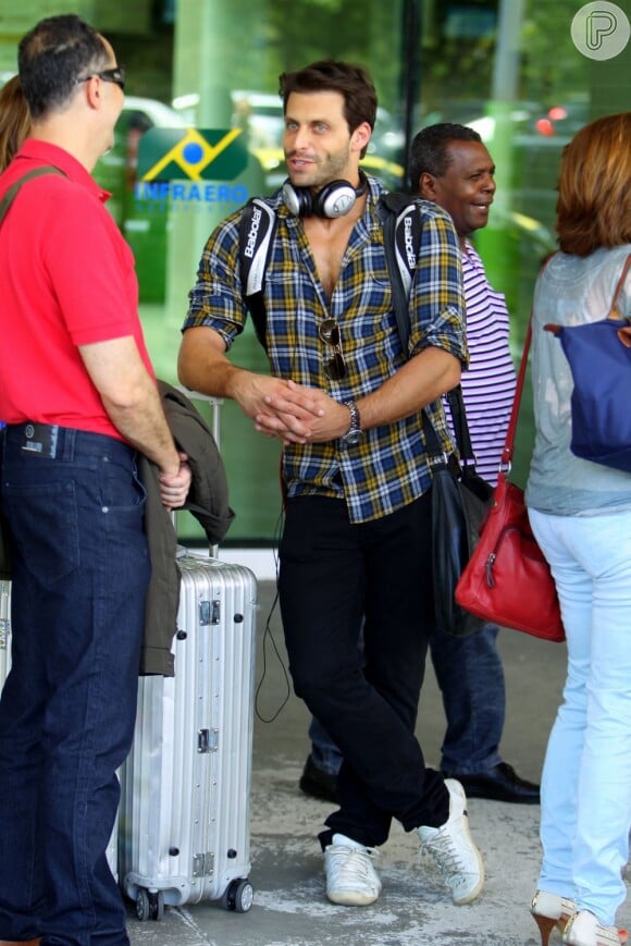 Henri Castelli foi clicado bem despojado no aeroporto Santos Dumont, no dia 12 de novembro. O ator estava com uma blusa quadriculada, aberta no perto, com calça jeans e um fone de ouvido no pescoço