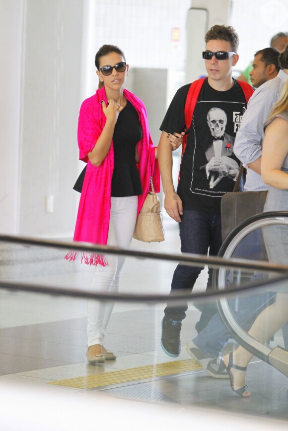 Ao lado do noivo, Di Ferrero, Mariana Rios escolheu uma calça braca, blusa preta e uma echarpe pink para compor o look para ir ao Santos Dumont no dia 9 de novembro de 2012