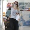 Giovanna Ewbank foi fotografada no dia 23 de agosto no aeroporto Santos Dumont com bolsa e mala de mão da grife Louis Vuitton. A atriz escolheu uma saia longa transparente e uma camiseta para usar no avião