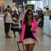 Na quinta-feira (24), Mariana Rios foi fotografada usando uma minissaia, blusa preta, uma jaqueta rosa neón e mala de mão da grife Louis Vuitton