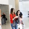 Bruna Marquezine foi fotografada ao lado da mãe, Neide, no aeroporto Santos Dumont, no dia 6 de dezembro. A atriz escolheu um look casual para usar durante o voo, calça jeans e blusa social