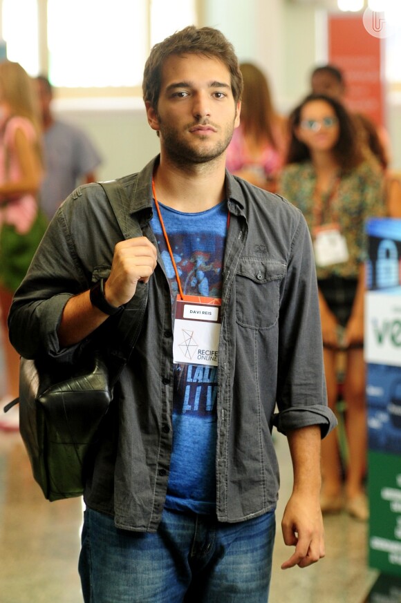 Davi (Humberto Carrão) é um dos concorrentes do reality show de 'G3R4ÇÃO BR4S1L'
