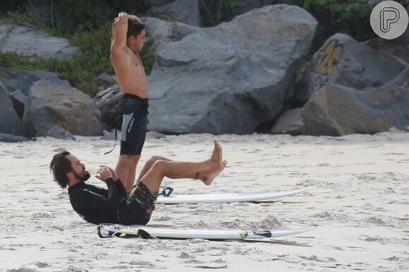 Apaixonado por surf, o ator curtiu as ondas da prainha, na Barra, Zona Oeste do Rio de Janeiro
