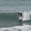 Paulinho Vilhena aproveita feriado para surfar em praia do Rio