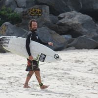 Paulinho Vilhena aproveita feriado para surfar em praia no Rio