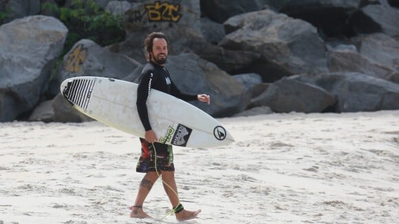 Paulinho Vilhena aproveita feriado para surfar em praia no Rio