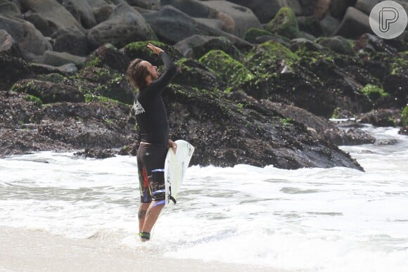 Paulinho Vilhena aproveita feriado para surfar em praia do Rio