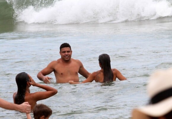 Ronaldo entra no mar com Paula Morais