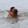 Ronaldo ganha beijo de Paula Morais no mar