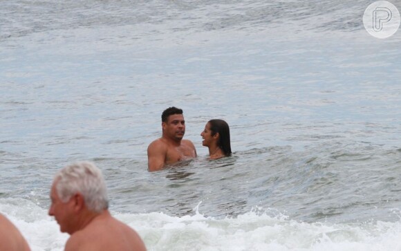 Ronaldo parece sentir frio dentro da água