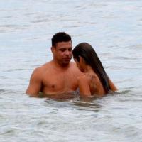 Ronaldo e Paula Morais, prima de Cleo Pires, trocam carinhos em praia do Rio