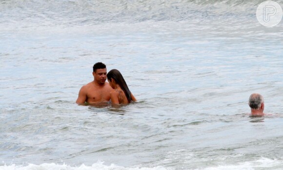 Ronaldo e Paula Morais são flagrados juntos na praia do Leblon, na zona sul do Rio, em 25 de janeiro de 2013