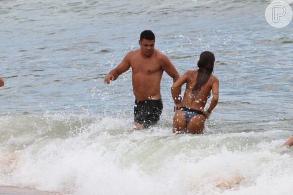 Paula Morais exibe boa forma em praia com Ronaldo