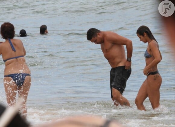 Ronaldo e Paula Morais deixam o mar do Leblon juntos