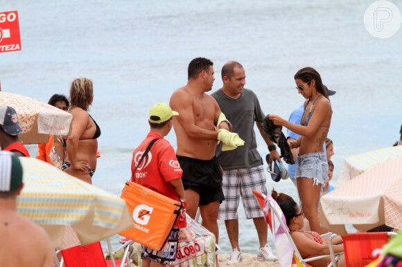 Ronaldo coloca blusa para deixar a praia