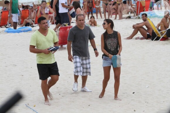 Ronaldo e Paula Morais caminham nas areias do Leblon