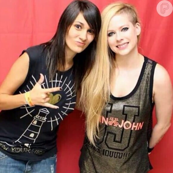 Quem lembrou de pedir, saiu na foto abraçado com Avril Lavigne