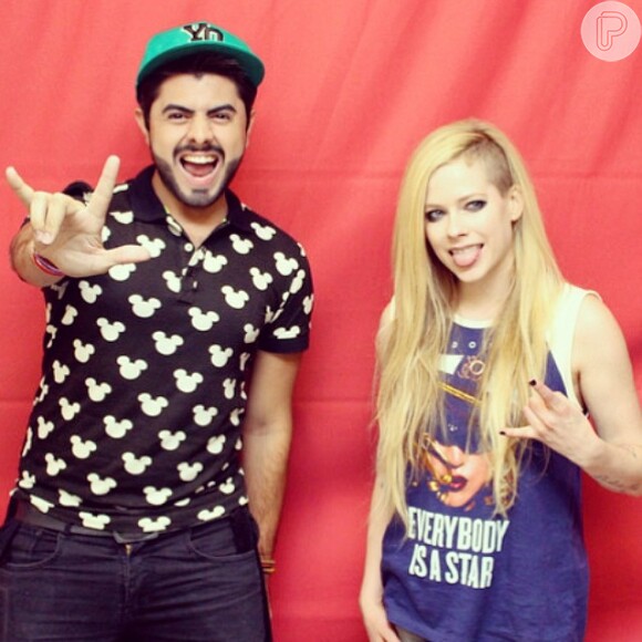 Os fãs pagaram 800 reais para ficar 30 segundos ao lado de Avril Lavigne