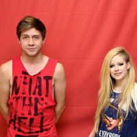 Fãs de Avril Lavigne defendem cantora após polêmica: 'Quem pediu abraço, ganhou'