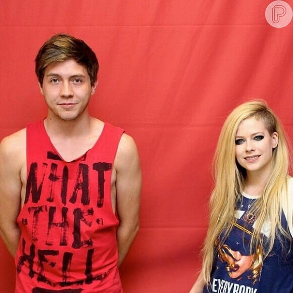 Fãs defenderam Avril Lavigne das acusações de ter sido fria com os fãs no 'Meet & Greet' (02 de maio de 2014)