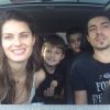 Isabelli Fontana faz 'selfie' durante passeio de carro com o namorado e os filhos