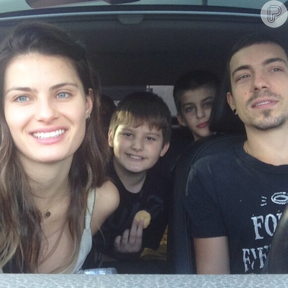 Isabelli Fontana faz 'selfie' durante passeio de carro com o namorado e os filhos