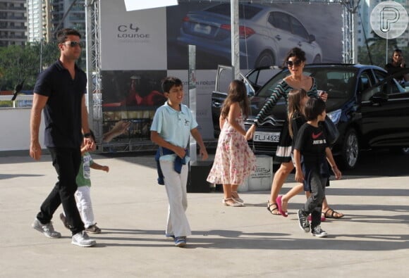 Juliana Paes esteve com o filho, Pedro, o marido, e outras crianças no Disney On Ice, no Rio de Janeiro