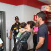 Juliana Paes vai com o filho Pedro, o marido, e outras crianças ao Disney On Ice, no Rio de Janeiro