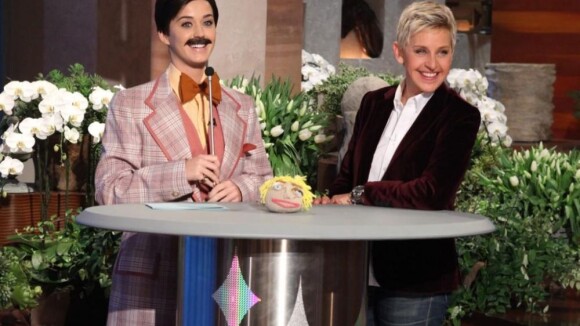 Katy Perry se veste de homem no programa especial de 55 anos de Ellen DeGeneres