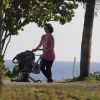 Larissa Maciel curte a tarde para passear com a filha, Milena, de apenas 3 meses, na praia da Barra da Tijuca, na Zona Oeste do Rio de Janeiro, em 5 de maio de 2014