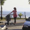 Larissa Maciel curte a tarde para passear com a filha, Milena, de apenas 3 meses, na praia da Barra da Tijuca, na Zona Oeste do Rio de Janeiro, em 5 de maio de 2014