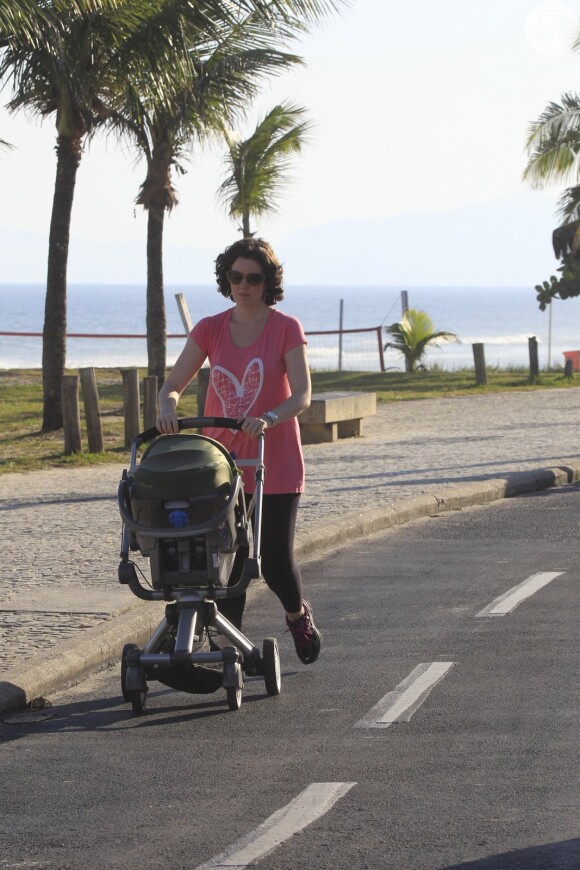 Larissa Maciel se exercita caminhando com a filha, Milena